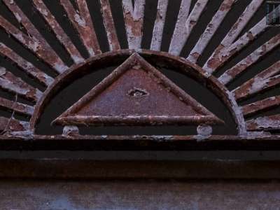 La rappresentazione, legata anticamente a culti pagani e poi cristiani, veniva posta sulle abitazioni con funzione scaramantica con l�obiettivo di �vegliare� sulla casa, tenendo lontane influenze negative